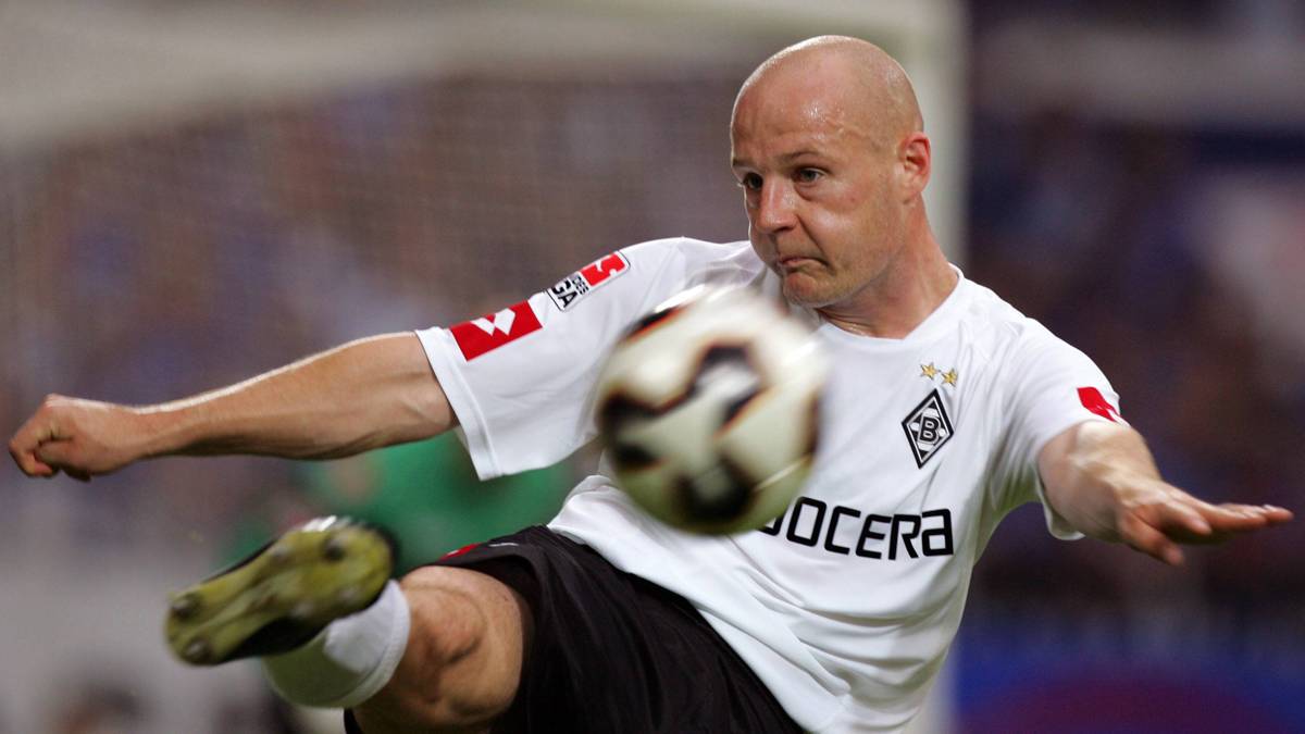 Platz 18: Kasper Bögelund von Borussia Mönchengladbach trifft 2005 gegen Schalke mit einem fulminanten Distanzschuss ins Kreuzeck