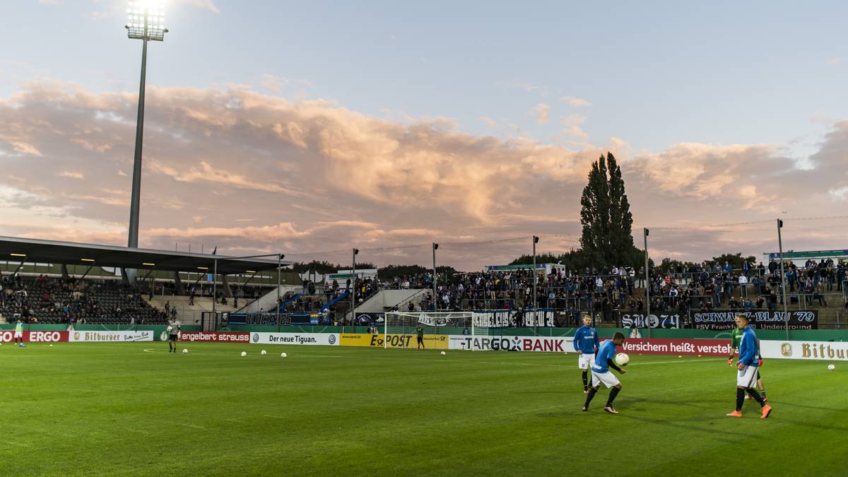 Vor malerischer Kulisse findet am späten Abend das Spiel zwischen dem FSV Frankfurt und dem VfL Wolfsburg statt