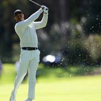 Golf-Superstar Tiger Woods hat bei der Rückkehr auf die US-Tour einen wechselhaften Start hingelegt und muss um den Cut bangen.