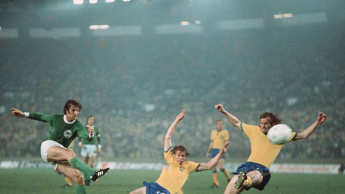 Deutschland liegt zurück und dreht das Spiel, Overath, Bonhof, Grabowski und Uli Hoeneß treffen. Auf den Werbebanden glänzen: Sechsämtertropfen, Nuts und Capri-Sonne. Was waren das für Zeiten