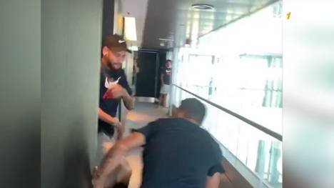 Neymar wird von seinen Pariser Teamkollegen aufs Korn genommen. Der PSG-Star nimmt's aber mit Humor.