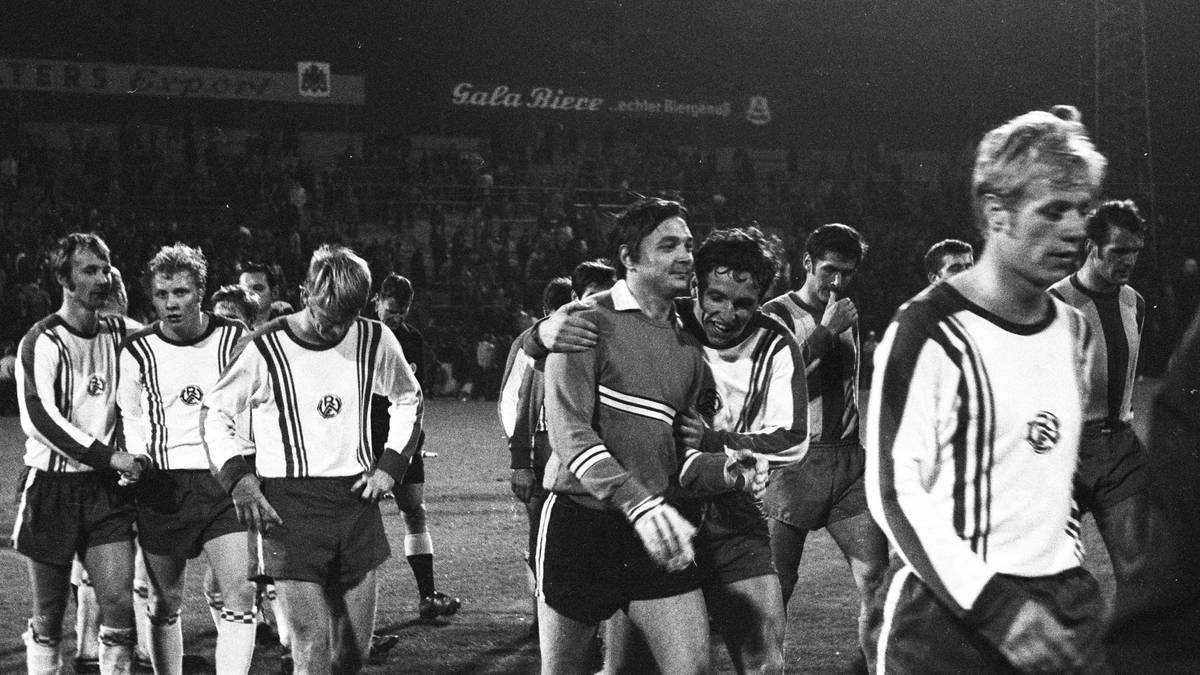 1969 gelingt "Manni" Burgsmüller (2.v.l.) im Alter von 18 Jahren mit Rot-Weiss Essen der Aufstieg in die Bundesliga. Der Beginn einer großen Fußball-Karriere