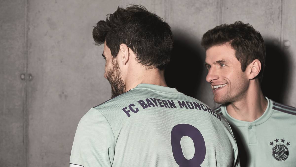 Auch auf der Rückseite soll keinerlei Schnickschnack den Blick aufs Wesentliche trüben: Oben steht wie gewohnt der Vereinsname, darunter ist ausreichend Platz für Rückennummer und Spielernamen