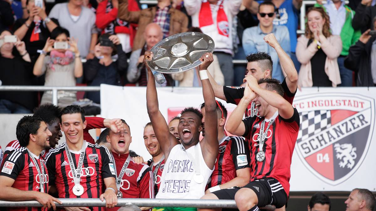 Danny Da Costa entledigt sich seines Trikots und präsentiert die Trophäe