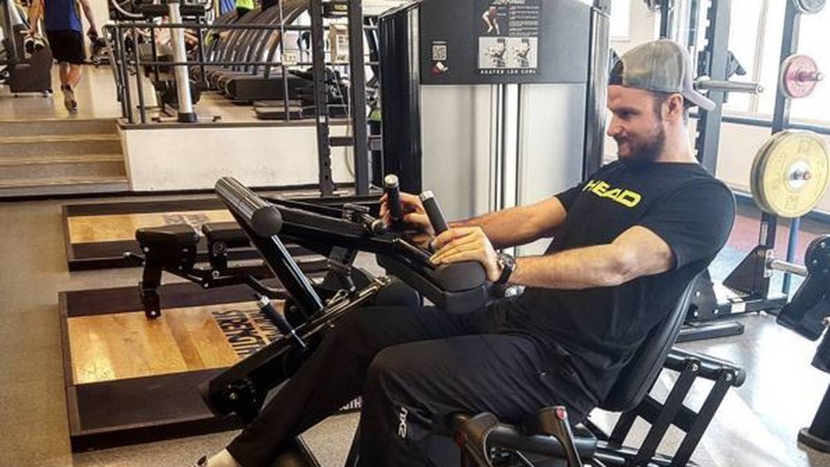 Dieser Mann hat ein Ziel vor Augen: Keine zwei Wochen nach seinem schweren Sturz auf der Streif in Kitzbühel arbeitet der norwegische Skistar Aksel Lund Svindal schon am Comeback. Trotz Kreuzbandriss - auch in der Reha wird fleißig gearbeitet