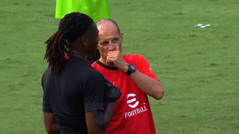 Während einer Trainingseinheit der AC Mailand sucht Milan-Trainer Massimiliano Allegri auffällig oft den Kontakt zu Bayern-Flirt Raphael Leao.