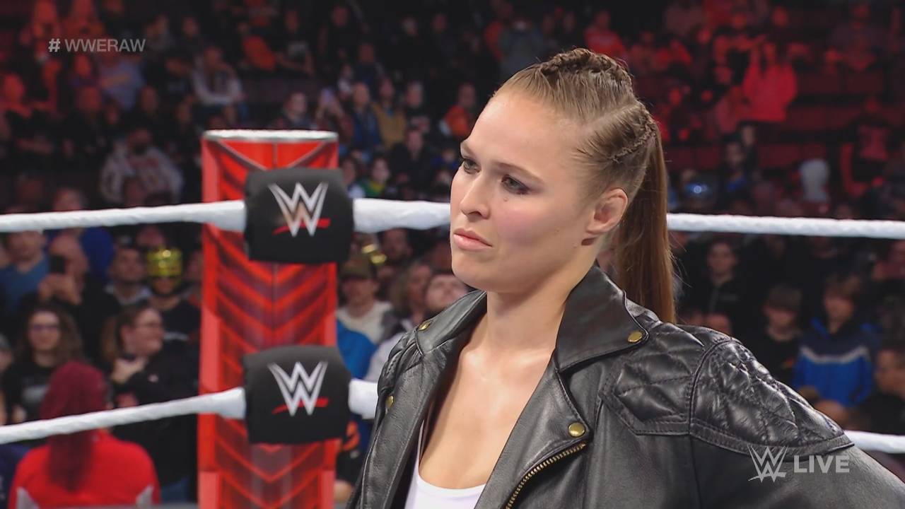 WWE RAW: Ronda Rousey streckt Becky Lynch nieder