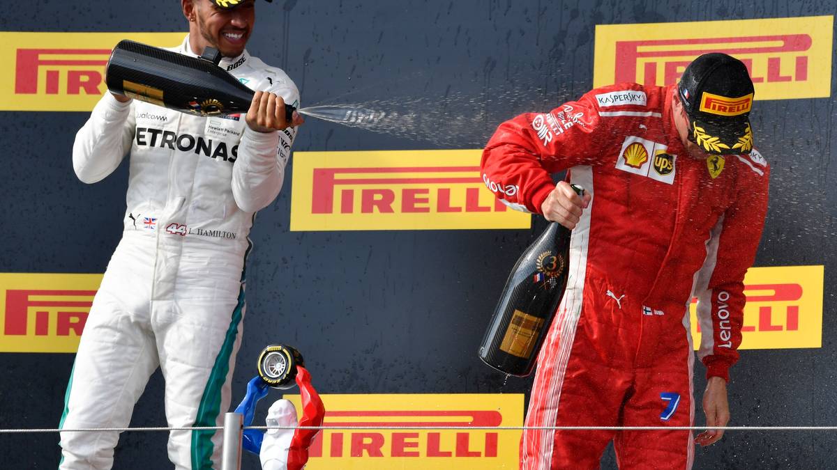 RENNEN 8 - FRANKREICH: Nach einem ereignisreichen Rennen ist Hamilton wieder WM-Führender. Sein Kollege Valtteri Bottas quält sich nach einer frühen Kollision mit Vettel gleich am Anfang mit einem Platten herum. Vettel wird bestraft und entschuldigt sich 