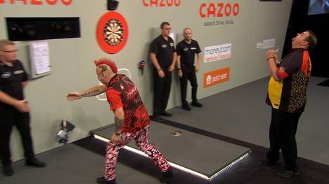 Gabriel Clemens und Peter Wright liefern sich ein Duell auf Augenhöhe. Im entscheidenden neunten Leg hat "Gag" die besseren Nerven und holt den zweiten Sieg im zweiten Match.