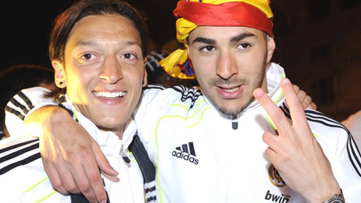 Das muss natürlich gefeiert werden denken sich der deutsche Nationalspieler (l.) und der französische Teamkollege Karim Benzema (r.). Özil wird beim Stand von 0:0 in der 70. Spielminute ausgewechselt. In der Nachspielzeit entscheidet Cristiano Ronaldo mit seinem Tor das Spiel