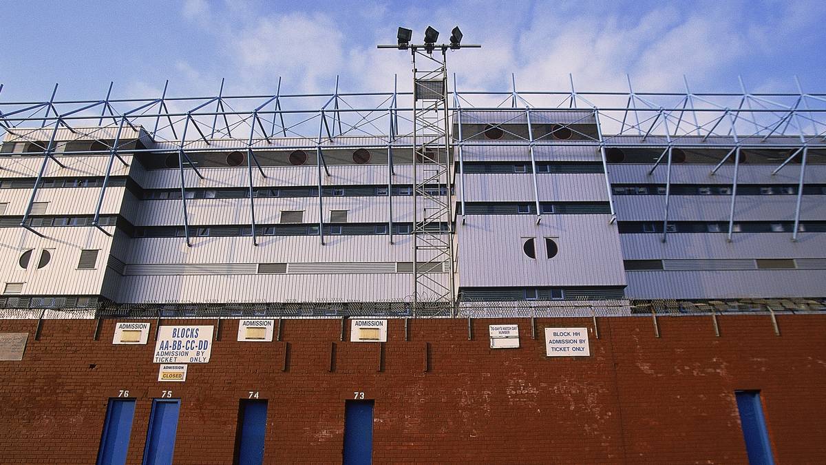 Alledings kam es zu Kritik von Fanseite am Bauplatz. Die traditionelle Heimat von City ist im Osten Manchesters, das Stadion wurde jedoch im Süden erbaut