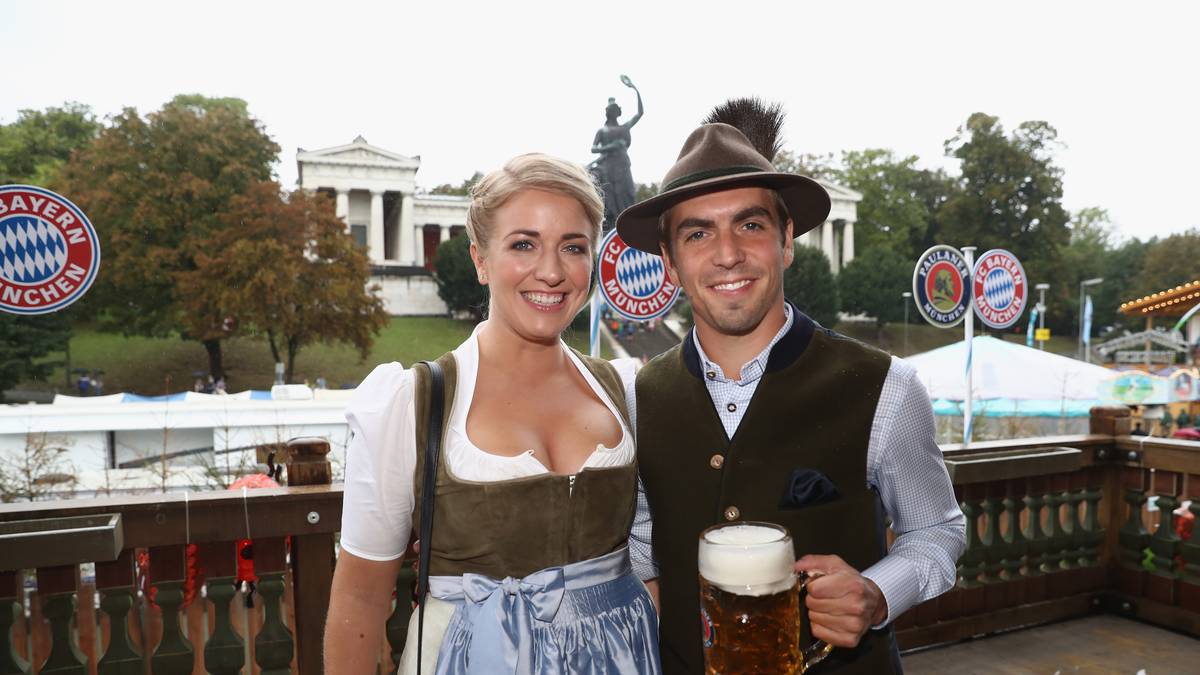 Bereits Anfang 2015 stellt Lahm die Weichen für die Zeit nach seiner Karriere als Profisportler, steigt unter anderem als Gesellschafter beim Sportprodukte-Hersteller Sixtus und der Deutschen Sportlotterie ein. Später kommen weitere Unternehmen hinzu