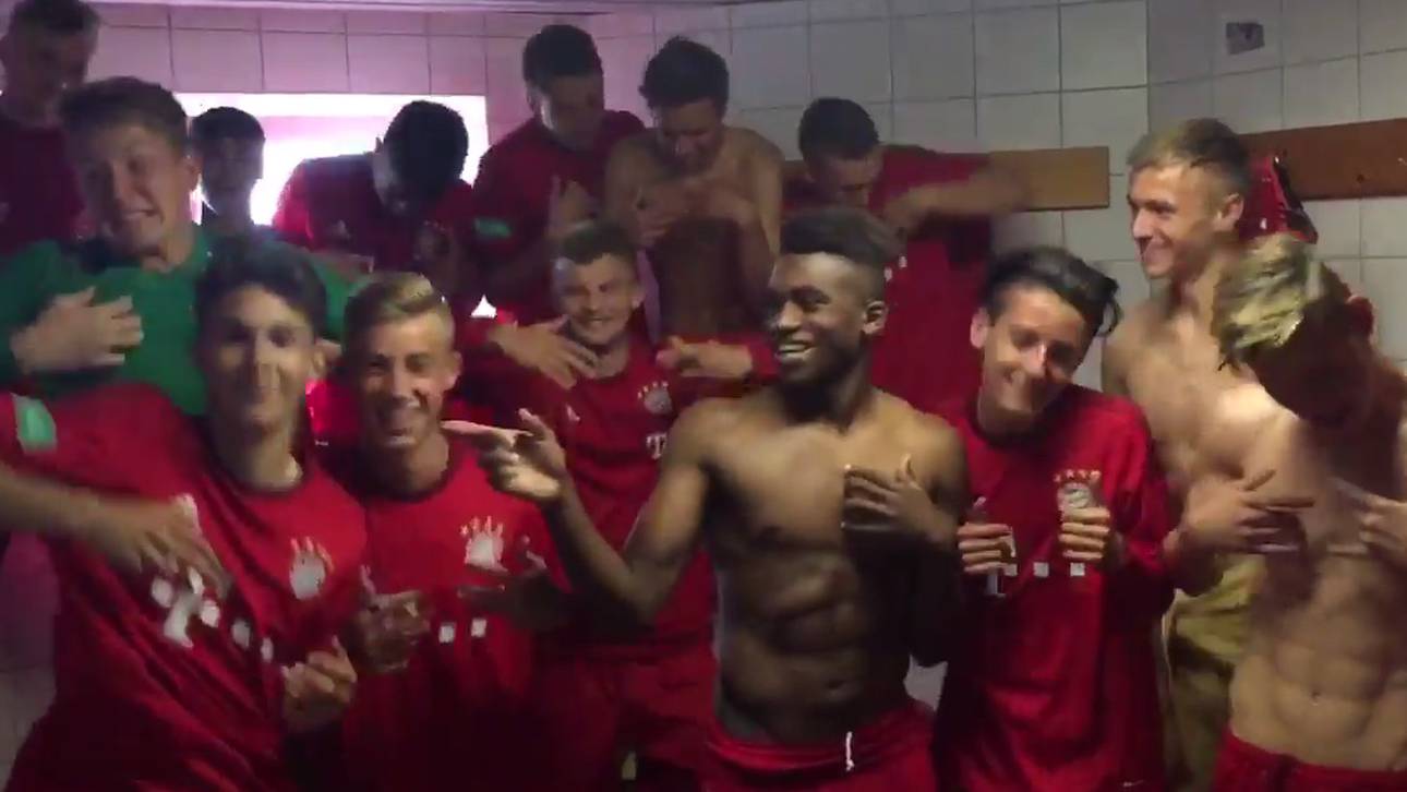 Bayerns U17 feiert mit Kabinen-Tanz