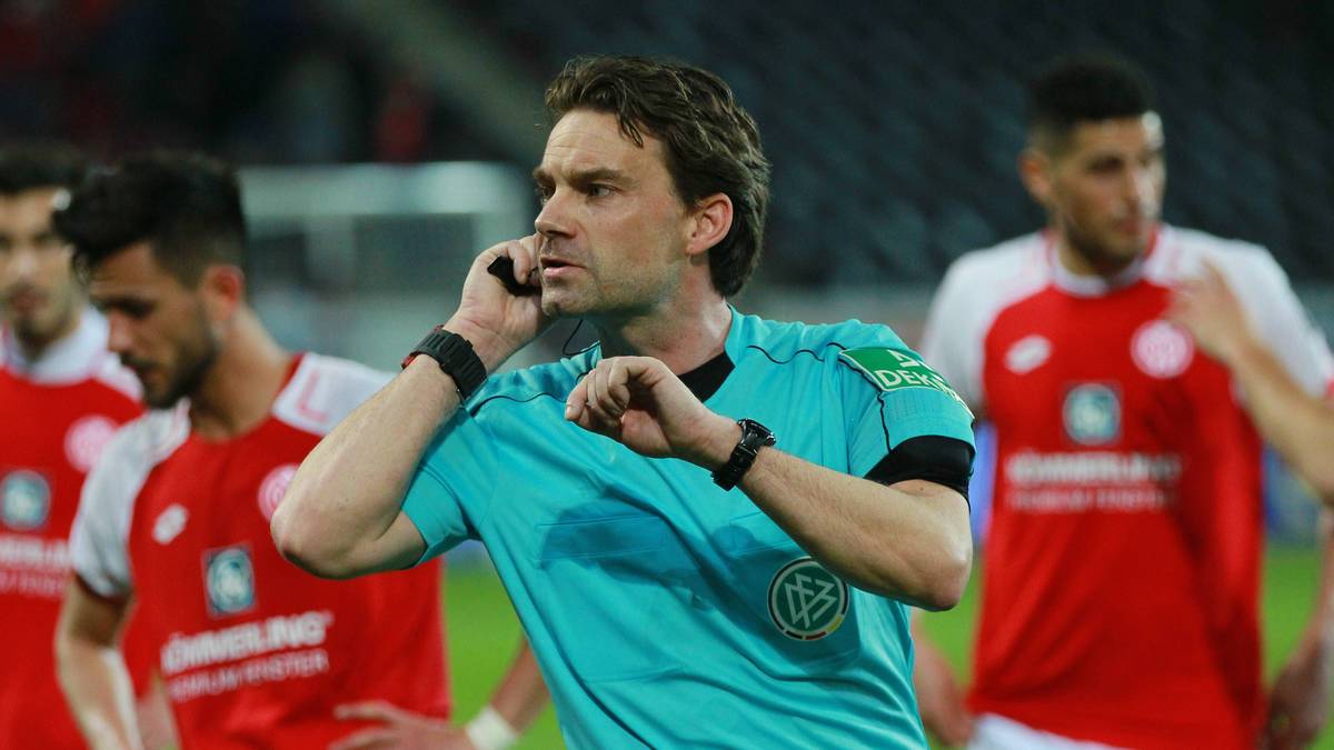 PLATZ 37 - In der Bundesliga-Partie zwischen Mainz und Freiburg kommt es zu einer kuriosen Szene: Schiedsrichter Guido Winkmann entscheidet mithilfe des Videobeweises auf Elfmeter für Mainz, obwohl er zuvor bereits zur Halbzeit gepfiffen hatte und alle Spieler schon in der Kabine waren. Folge: Die Freiburger mussten aus der Kabine zurückkehren, und Pablo De Blasis verwandelte den Elfmeter gegen SC-Keeper Alexander Schwolow