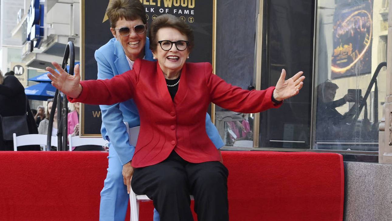 Billie Jean King (vorn) und Ehefrau Ilana Kloss bei der Enthüllung von Kings Stern auf dem Hollywood Walk of Fame im April 2025