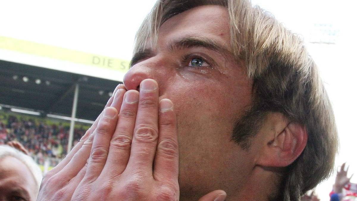 2004 klappt es endlich. Klopp ist nach dem Spiel gegen Eintracht Trier zu Tränen gerührt