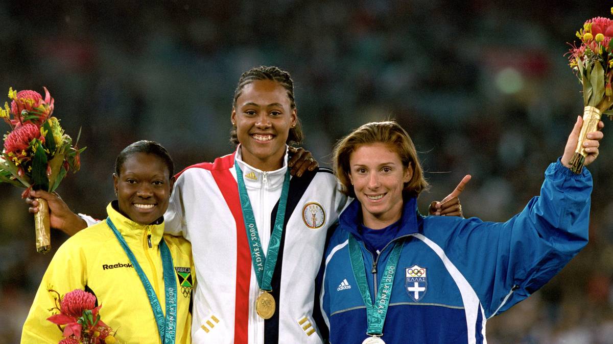 Die Goldmedaille im 100-m-Lauf wird aber nicht neu vergeben, da auch die Zweitplatzierte, die Griechin Ekaterini Thanou (r.), kurz vor den Olympischen Spielen 2004, wegen Dopings gesperrt worden ist