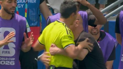 Beim 1:1 zwischen Belgien und Ägypten bringt Maxim De Cuyper Ägyptens Zizo kurz vor Schluss nahe an der Grenze des Erlaubten zu Fall. Daraufhin kommt es zu einer kuriosen Szene zwischen dem Trainer der Pharaonen, und dem Unparteiischen.