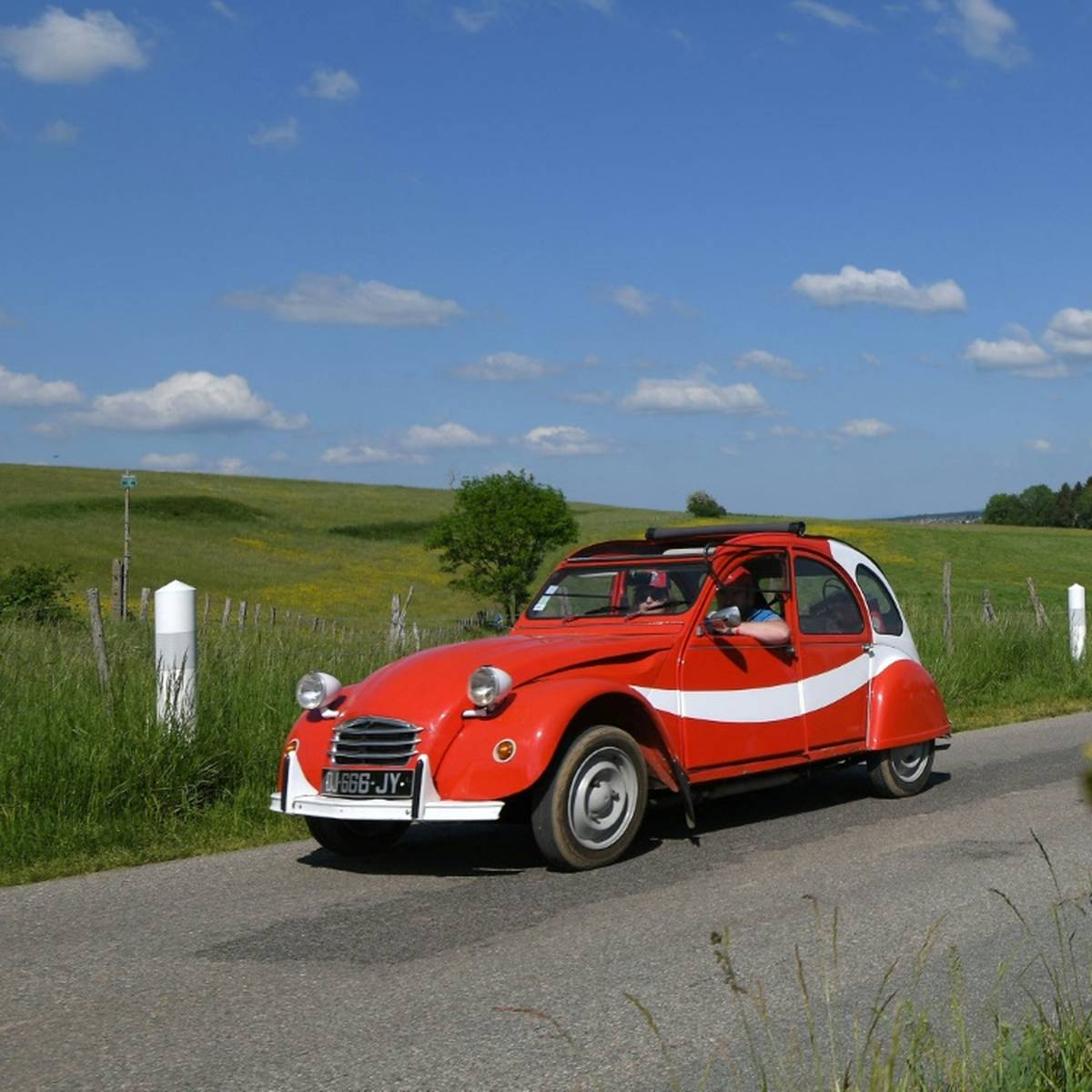 Fast auf den Tag 50 Jahre nach der Olympia-Rallye machen sich am Montag rund 200 Oldtimer auf den Weg von Kiel nach München.