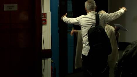 Nach der Pressekonferenz vor dem Spiel zwischen dem FC Chelsea und Benfica nimmt sich Trainer José Mourinho Zeit für alte Weggefährten. Der Portugiese hat offensichtlich beste Beziehungen zu seinem Ex-Klub.