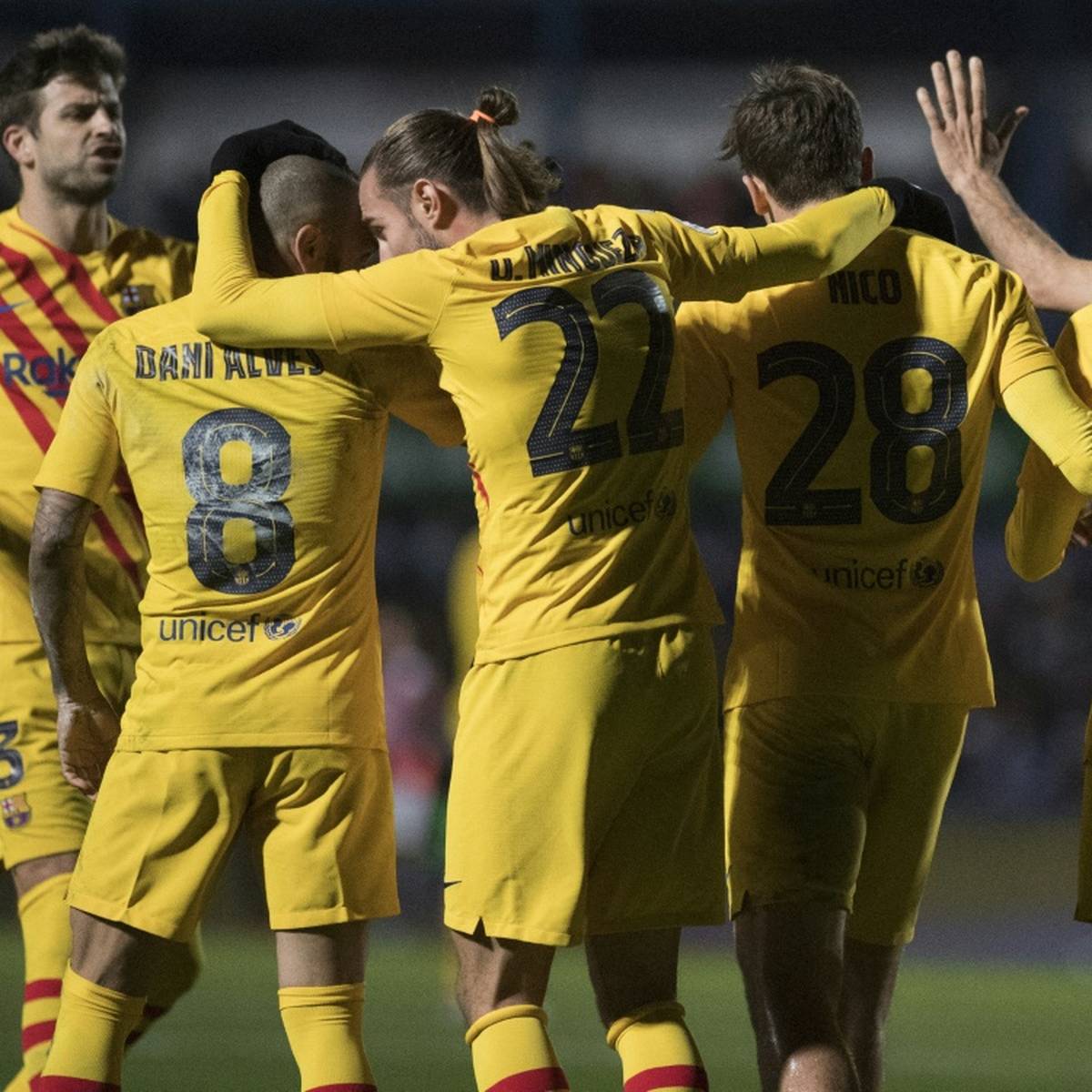 Titelverteidiger FC Barcelona hat bei der Rückkehr von Dani Alves mit Mühe das Achtelfinale des spanischen Fußball-Pokals erreicht.
