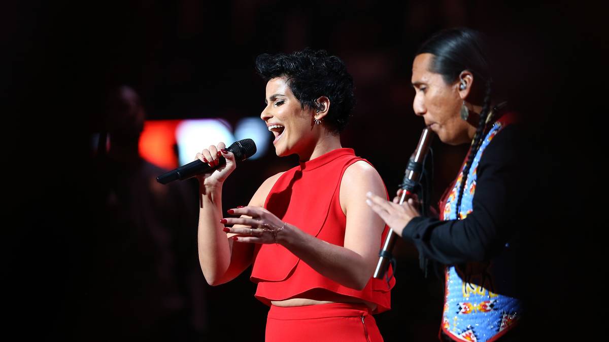 Kanadas Popstar Nelly Furtado singt die kanadische Nationalhymne