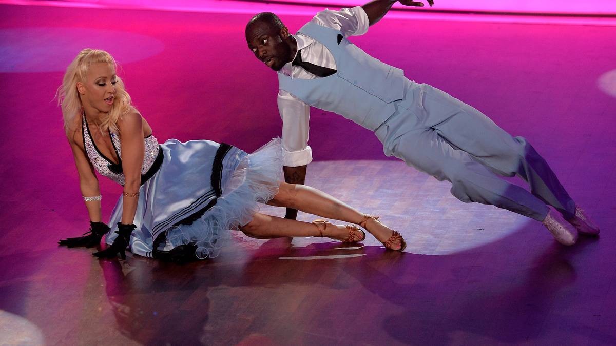 2015 gelang ihm das, weil er sich an der Seite von Partnerin Kathrin Menzinger als Naturtalent entpuppte und das Publikum mit atemberaubenden Choreographien verzückte. Auf SPORT1 moderiert er seit 2014 die Sendung "Hans Sarpei - das T steht für Coach"