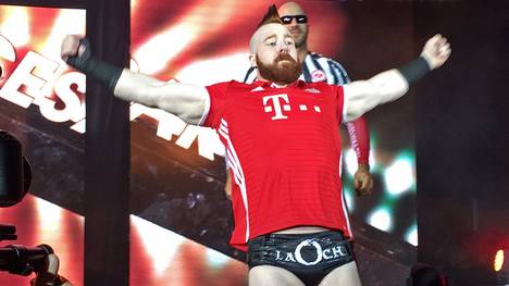 Sheamus kam 2016 bei einem Auftritt in Frankfurt mit FC-Bayern-Trikot zum Ring
