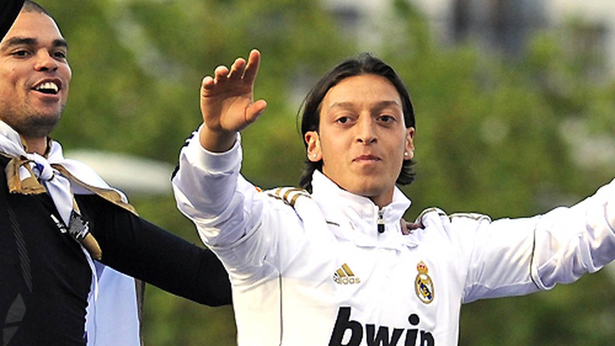 Nach dem Titel lässt sich die Mannschaft mit einem Bus durch die Fanmengen kutschieren. Pepe (l.) inklusive Superman-Umhang und Özil genießen die Feierlichkeiten