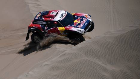 Rekordsieger Stephane Peterhansel feiert bei der Rallye Dakar seinen zweiten Etappensieg
