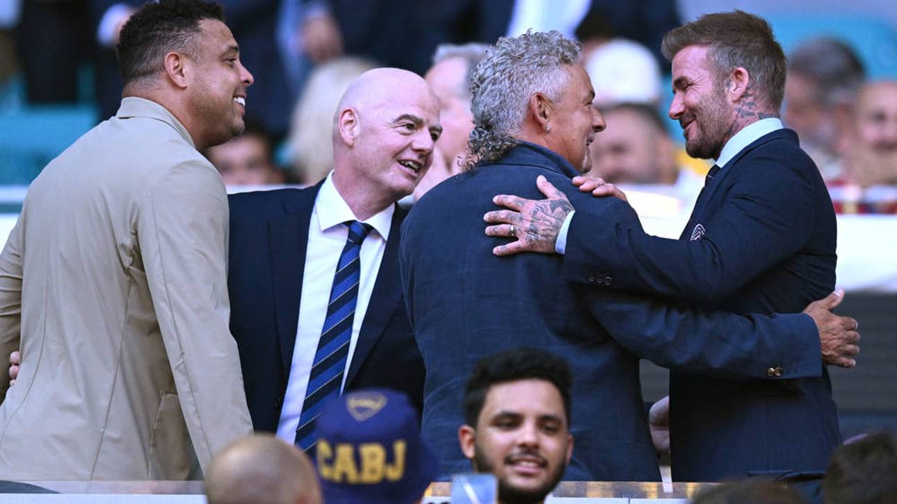 Ein gutgelaunter David Beckham (r.) beim Auftakt der Klub-WM mit Ronaldo, Gianni Infantino und Roberto Baggio
