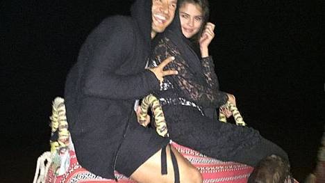 Ausgelassene Stimmung in der Wüste: Sejad Salihovic und Selena Gomez.
