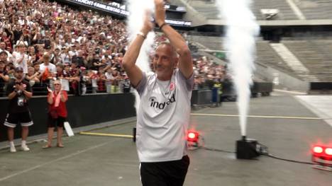 Am Familientag von Eintracht Frankfurt präsentieren sich die Mannschaft und der neue, alte Trainer Adi Hütter. Der hat bereits eine ganz andere Stimmung an den Main gebracht.