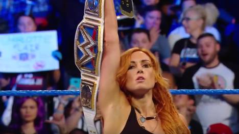Becky Lynch posierte nach einer Attacke auf Charlotte Flair mit dem WWE SmackDown Women's Title