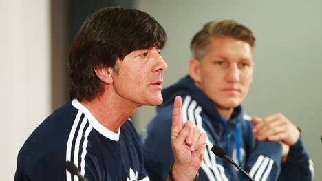 Bundestrainer Joachim Löw und Bastian Schweinsteiger auf einer Pressekonferenz