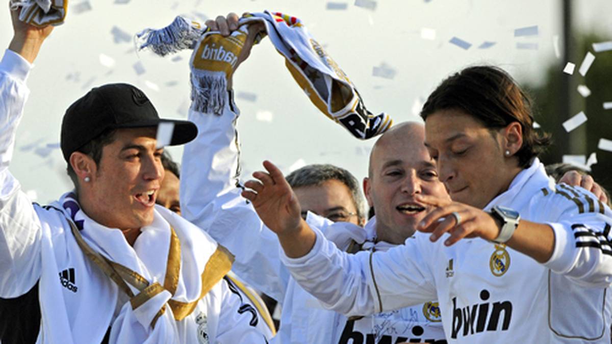 Aber auch der Rest der Mannschaft scheint sichtlich gelöst. Cristiano Ronaldo (l.) schwingt im Konfettiregen einen Fan-Schal, Özil (r.) legt einen schlanken Fuß aufs Parkett