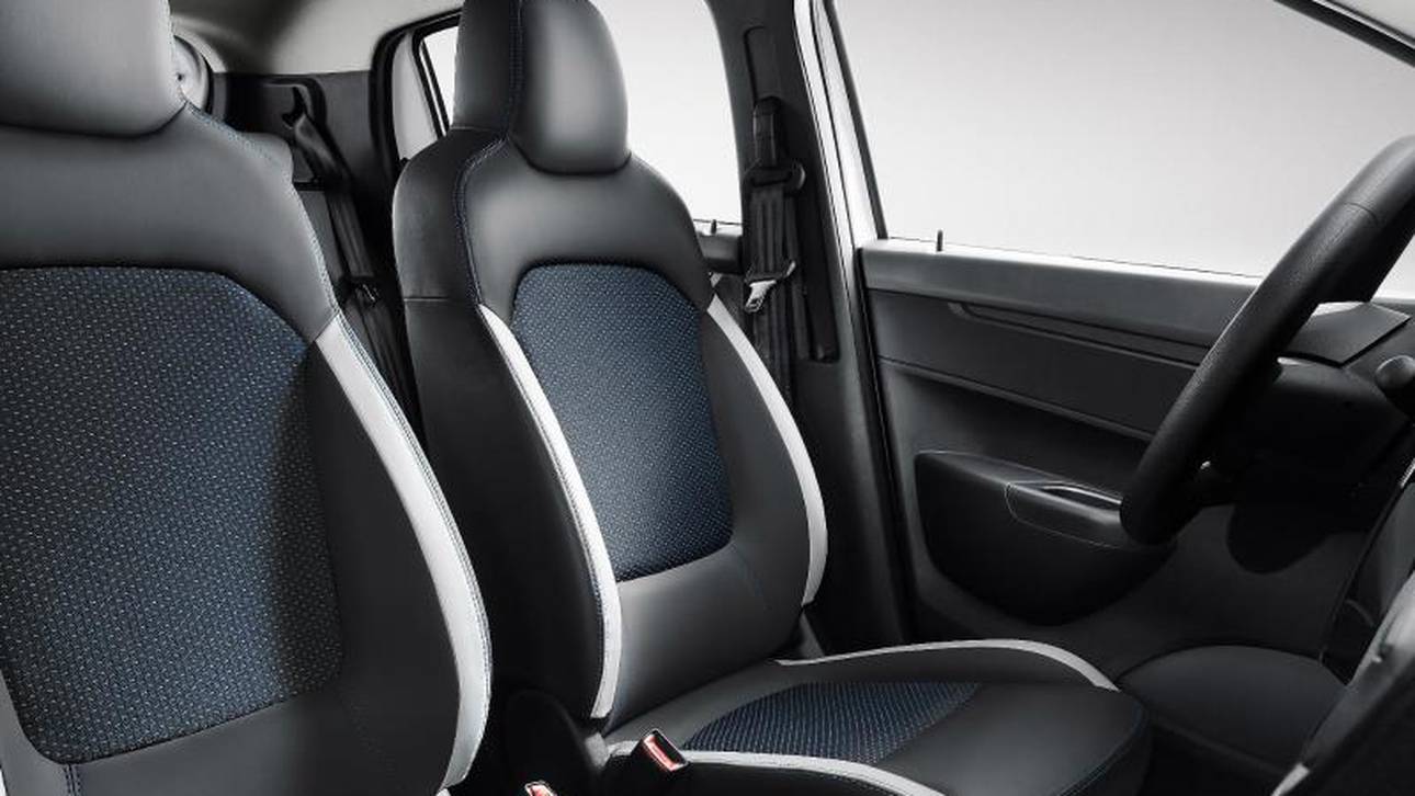 Im Innenraum bietet der Viertürer überraschend viel Platz