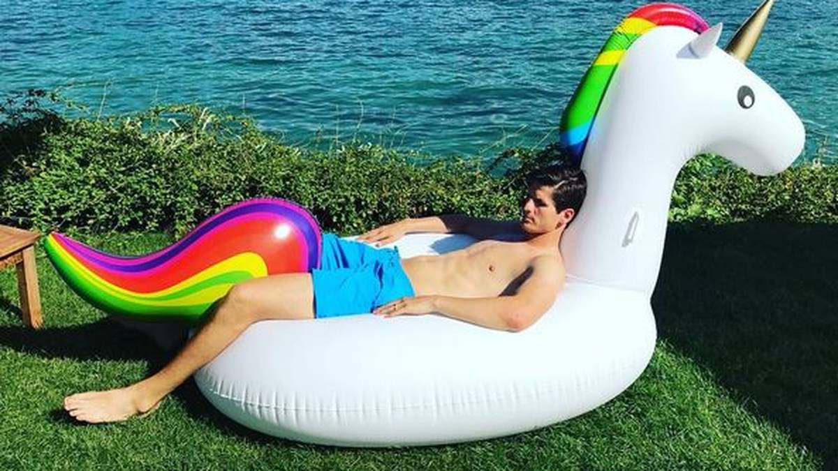 Ex-Wolf und -Nürnberger Timm Klose genießt seine Ferien auf seiner Einhorn-Schwimmmatratze - stilvoll urlauben mal anders