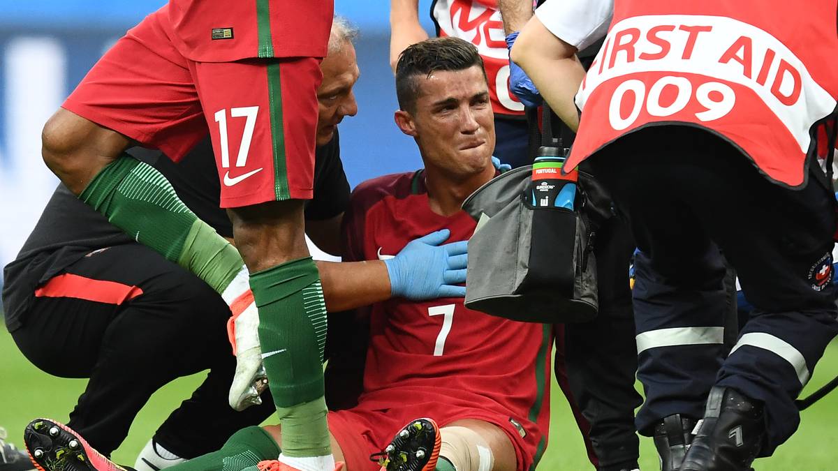 CRISTIANO RONALDO (bis zur 25. Minute): Schon früh verdreht sich Ronaldo bei einem Foul von Dimitri Payet das Knie. Immer wieder beißt der Weltstar auf die Zähne, versucht es mit einer Bandage, doch an Sprints ist nicht zu denken. In der 25. Minute ist für ihn nach acht Ballkontakten in seinem größten Finale unter Tränen Schluss. Das bittere Turnier-Ende eines ganz Großen, der am Ende dennoch jubeln darf. Angesichts der kurzen Einsatzzeit und der Verletzung bleibt Ronaldo ohne Bewertung