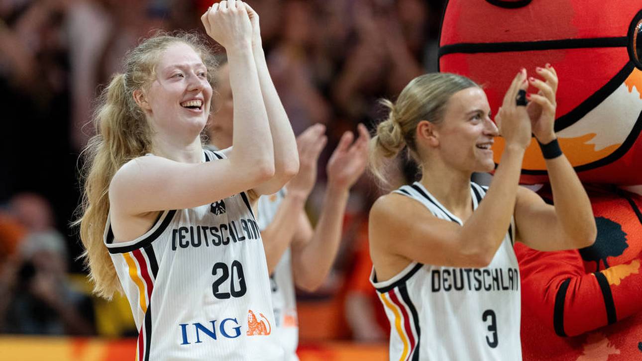 Frieda Bühner (l.) freute sich nach dem Sieg gegen Japan