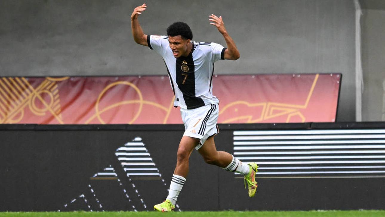 Paris Brunner jubelt nach seinem Tor gegen Polen bei der U-17-EM in Ungarn
