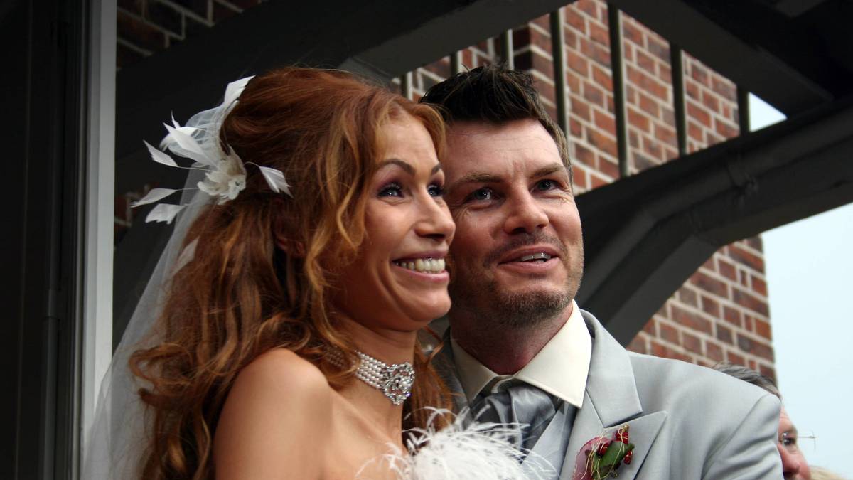 Eine gelungene Verbindung von Sport und TV. Hier lächeln Thomas Helmer und seine frisch angetraute Frau Yasmina für das Erinnerungsfoto