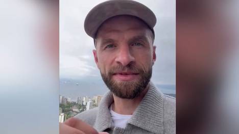 Vor dem Rückspiel gegen PSG meldet sich Thomas Müller mit einem Appell an die Bayern-Fans in der Allianz Arena zu Wort.