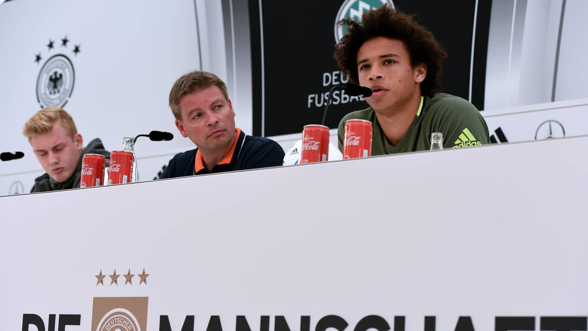 Während der Rest der Mannschaft schon frei hat, steht für die Youngster Leroy Sane (r.) und Julian Brandt noch die Pressekonferenz im Medienzentrum auf dem Programm