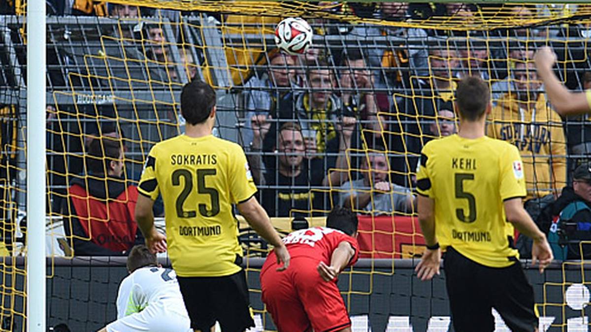 Samstagabend, ausverkaufter Signal Iduna Park. Das erste Topspiel der neuen Saison. Borussia Dortmund empfängt Bayer Leverkusen - und die Partie, die schlussendlich mit einem 0:2 endet, beginnt mit einem historischen Paukenschlag
                  