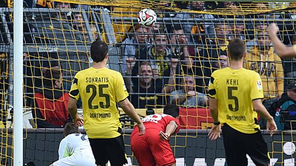 Samstagabend, ausverkaufter Signal Iduna Park. Das erste Topspiel der neuen Saison. Borussia Dortmund empfängt Bayer Leverkusen - und die Partie, die schlussendlich mit einem 0:2 endet, beginnt mit einem historischen Paukenschlag