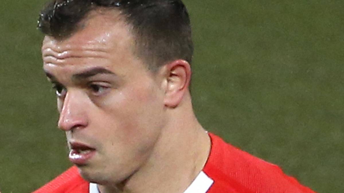 Jedenfalls lässt dies das rote Dress vermuten, das mit feinen topographischen Elementen verziert ist. Der Brustbereich, auf dem das SFV-Logo und die Schweizer Flagge Platz gefunden haben, wurde leicht aufgehellt