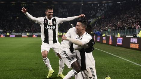 Juventus Turin freut sich über Ronaldo-Effekt in China, Cristiano Ronaldo (rechts)  feiert mit seinem Teamkollegen von Juventus in Tor
