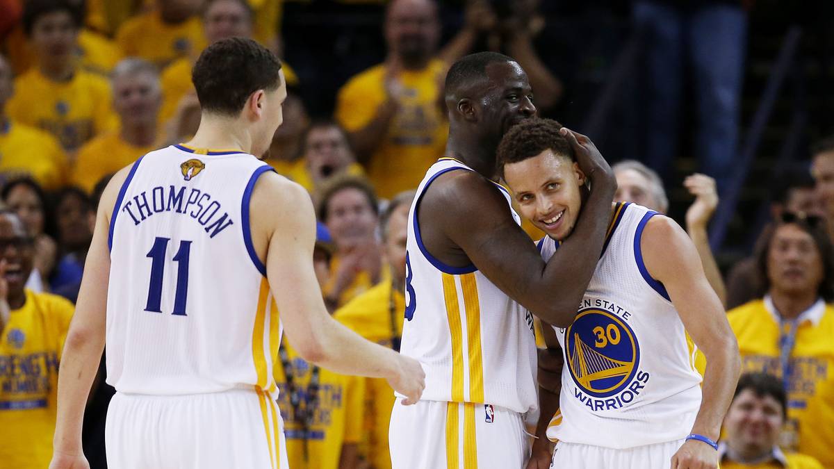 Nicht nur Curry individuell spielte eine Saison für die Geschichtsbücher. Die Golden State Warriors toppten mit 73 Siegen und neun Niederlagen die Fabelbilanz der Chicago Bulls aus der Saison 1995-96 (72:10). Auch ihre 21:2-Bilanz gegen die Top-Ten-Teams ist einzigartig