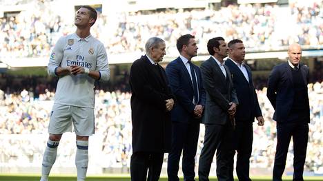 Cristiano Ronaldo (l.) mit allen bisherigen Weltfußballern von Real Madrid